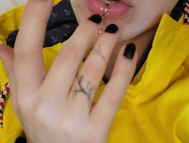 Elli_Young's Porno Video: GummiGenuss! Mein sinnlicher Friesennerz bringt mich zu zucken