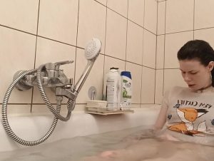 Elli_Young Porno Video: Badespaß mit großem O