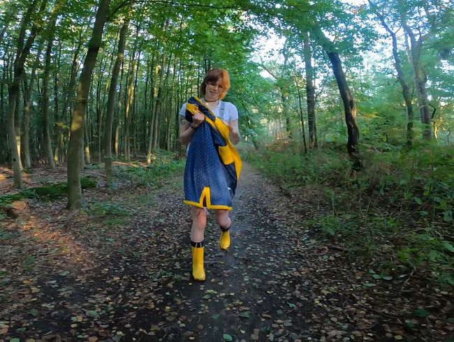 Elli_Young Porno Video: Extrem Riskant! s*x mitten auf dem Waldweg