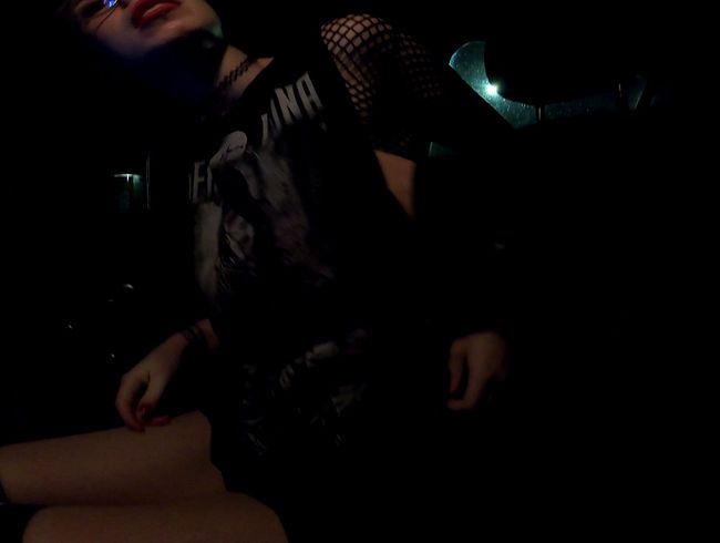Elli_Young Porno Video: Heimlicher fi** auf dem Fahrersitz (privat)