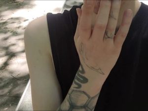 Elli_Young Porno Video: Ich bes**gs mir! Hemmungslos im Wald zum kommen gebracht