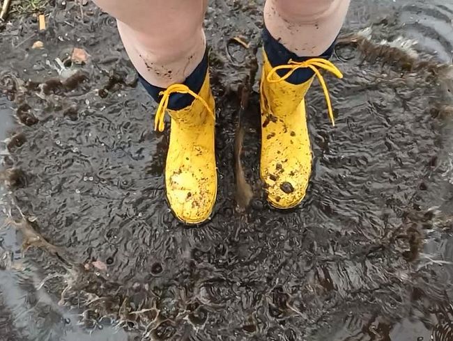 Elli_Young Porno Video: Ich werde angestarrt! Gelber Regenmantel