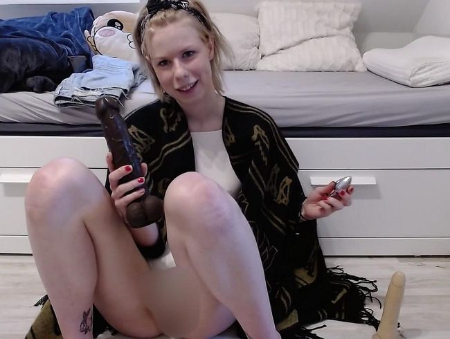 Elli_Young Porno Video: Ob mein ars** das aushält? XXL dil*o nimmt mich auseinander