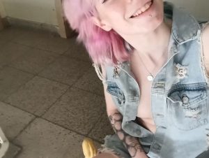 Elli_Young Porno Video: sper*aüberraschung im Hausflur